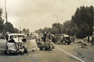 502344 Afbeelding van een verkeersongeval op de Utrechtseweg bij De Bilt.